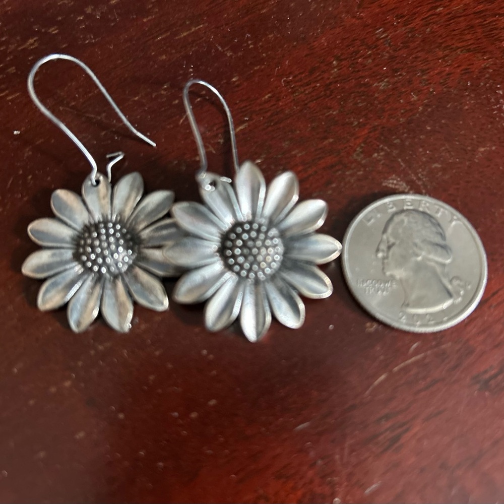 Sunflower Earrings ✨ - Picture 2 of 3
